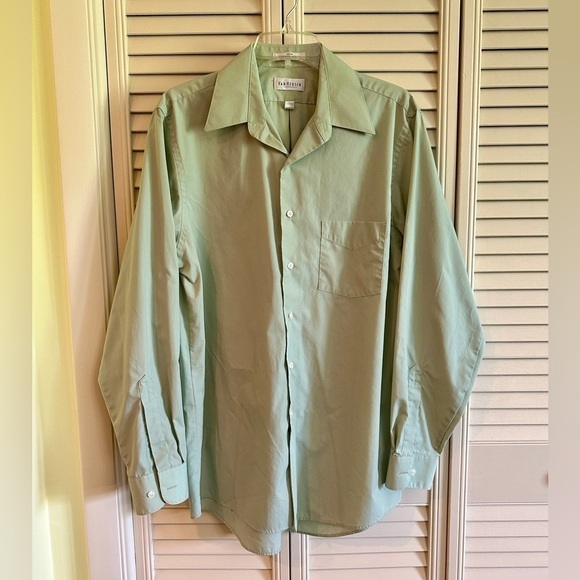 VAN HEUSEN,MENS, LIGHT GREEN DRESS SHIRT. WRINKLE FREE POPLIN. IN GOOD CONDITION - Picture 1 of 3